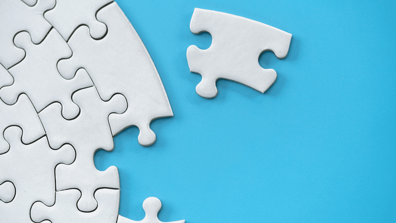 Des puzzles sur fond bleu 