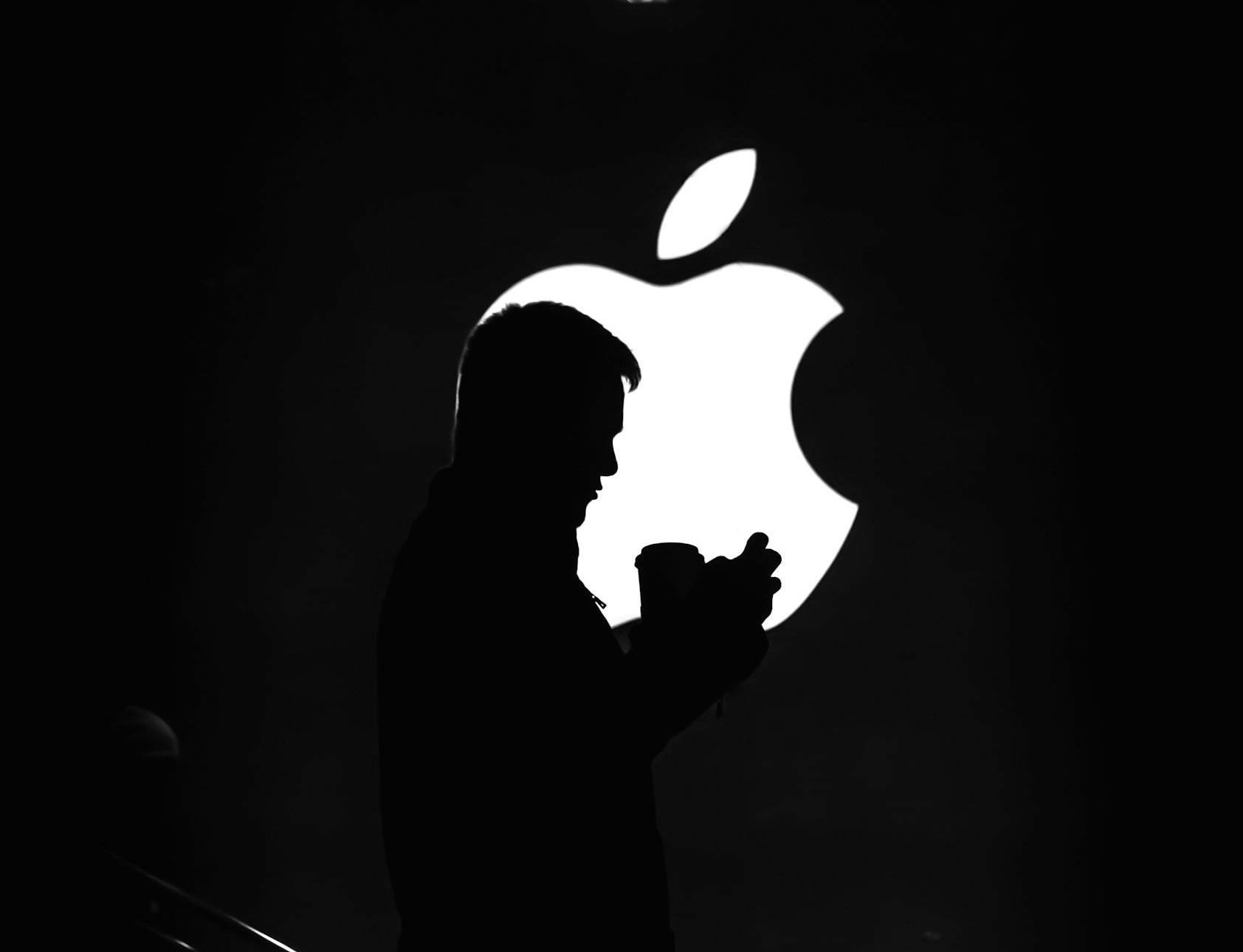 Op deze afbeelding zien we het logo van Apple waar een man voor loopt. Het logo van Apple is een beeldlogo, dit kan omdat Apple zo'n hoge naamsbekendheid heeft, dat consumenten al weten dat het om Apple gaat wanneer ze het logo zien.
