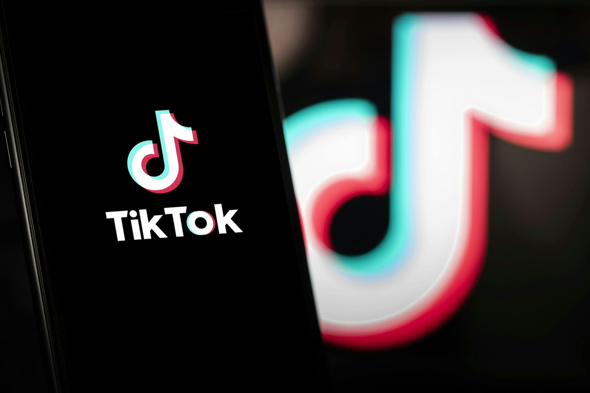 Logo de TikTok sur fond noir