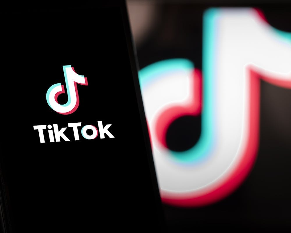 Logo de TikTok sur fond noir