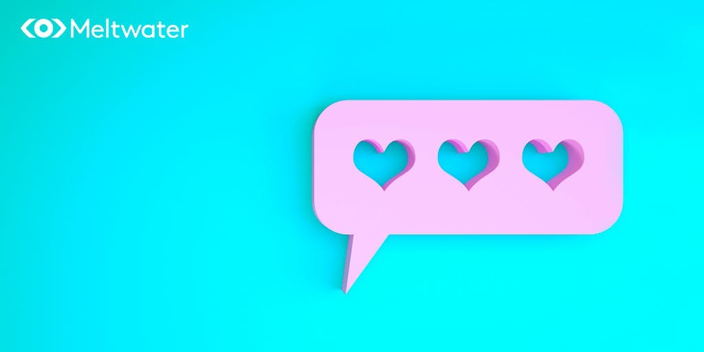 une bulle de dialogue rose dans laquelle se trouve 3 coeurs  est disposée sur un fond bleu. Un logo meltwater est visible en haut à gauche