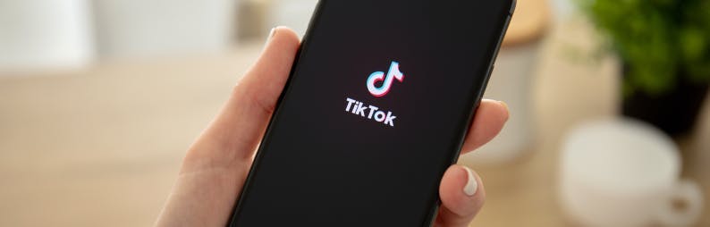 Smartphone mit TikTok App geöffnet
