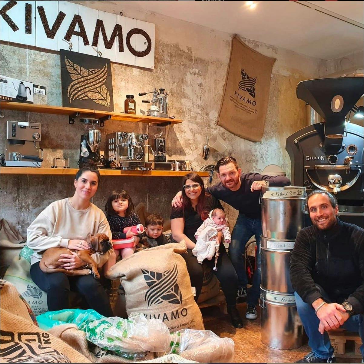 Photo de l'intérieur d'un café Kivamo, avec la famille propriétaire