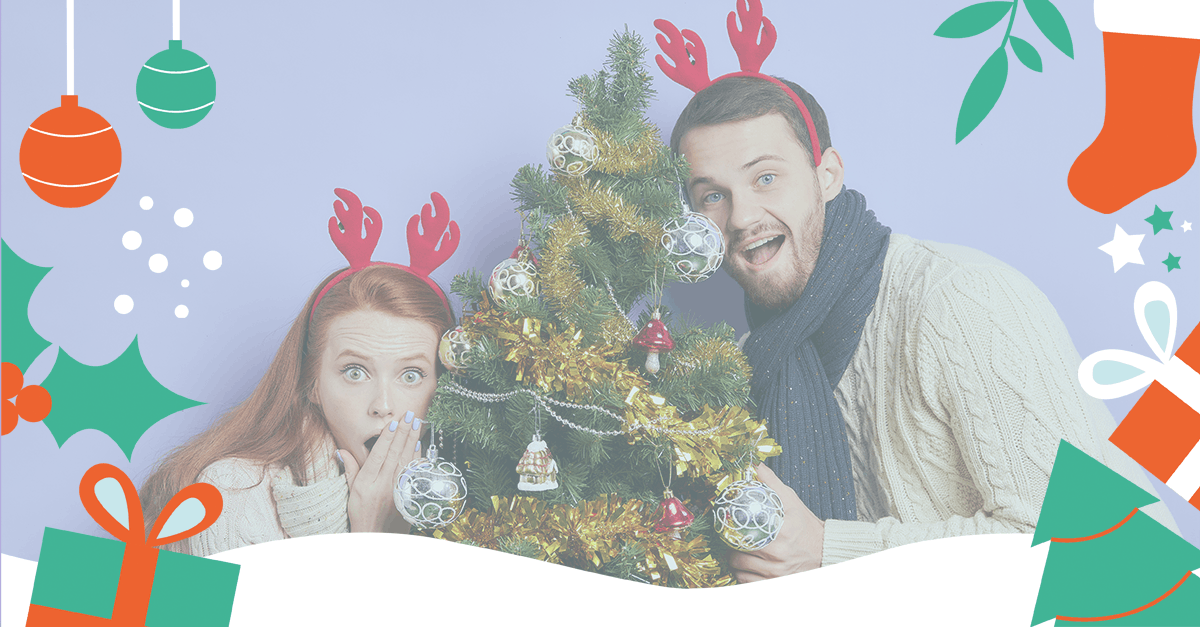 Eine junge Frau und ein junger Mann stehen neben einem Weihnachtsbaum für unseren Blog mit Social Listening Analysen zu weihnachtlichen Themen
