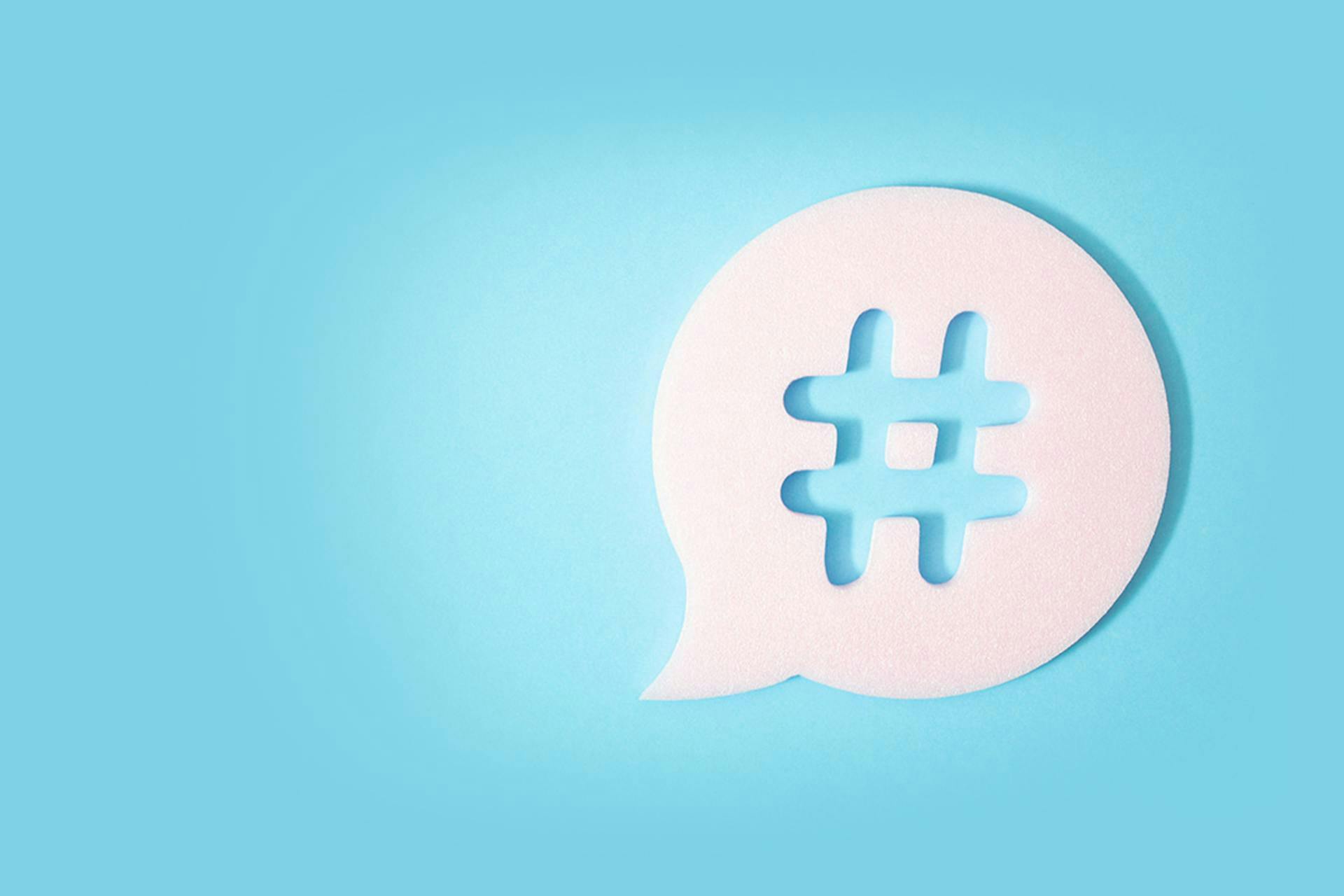 Une bulle blanche contenant un hashtag sur fond bleu clair