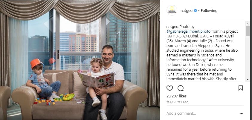 Instagram postaus National Geogrpahicilta, jossa isä lukee tyttärelleen kirjaa sohvalla.