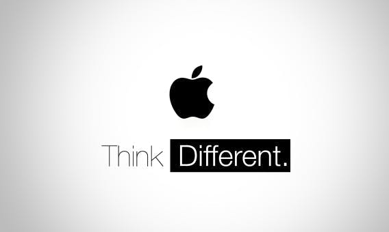 Man sieht das schwarze Apple Logo vor einem weißen Hintergrund. Darunter steht "Think Different" geschrieben.