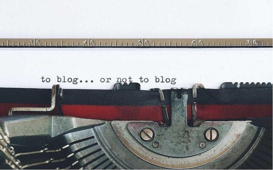 Mit einer Schreibmaschine wird der Satz to blog or not to blog geschrieben. Wenn es um Competitive Intelligence und das Sammeln von Wettbewerbsdaten über eure Konkurrenten geht, ist es empfehlenswert, sich auf deren Inhalte wie Blogs und soziale Medien zu konzentrieren.