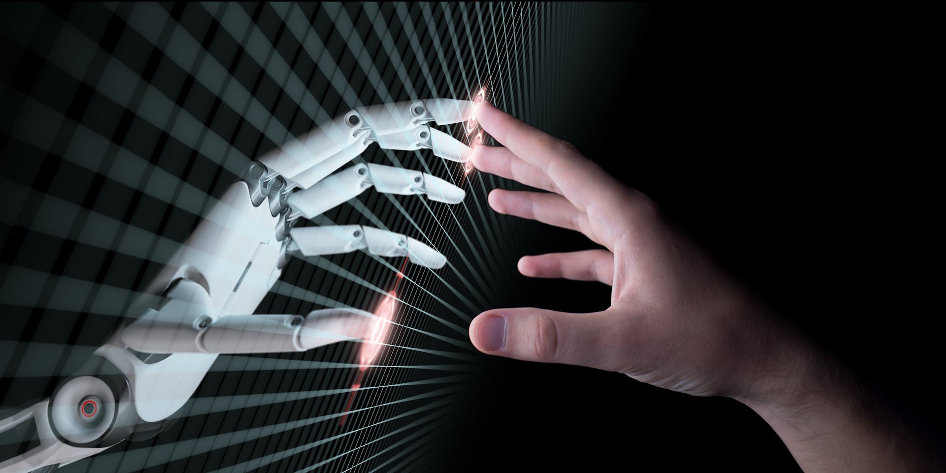 main de robot et main d'humains qui se touchent