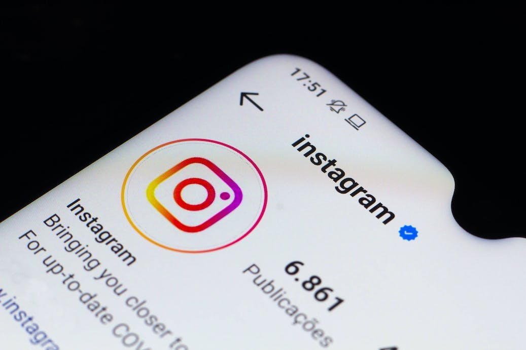 Photo eines Instagram Accounts mit dem blauen Haken Symbol als Instagram Verifizierung