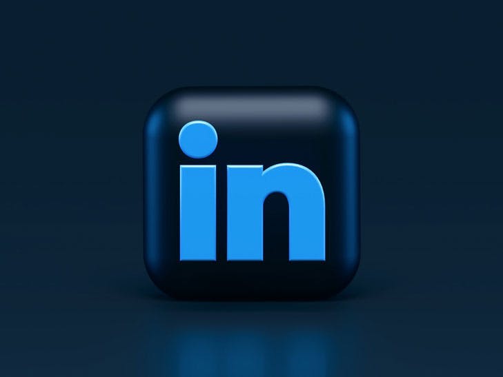 Darstellung des LinkedIn Icons vor einem dunklen Hintergrund. Das Bild ist Teil unseres Beitrags zu Social Media Marketing.