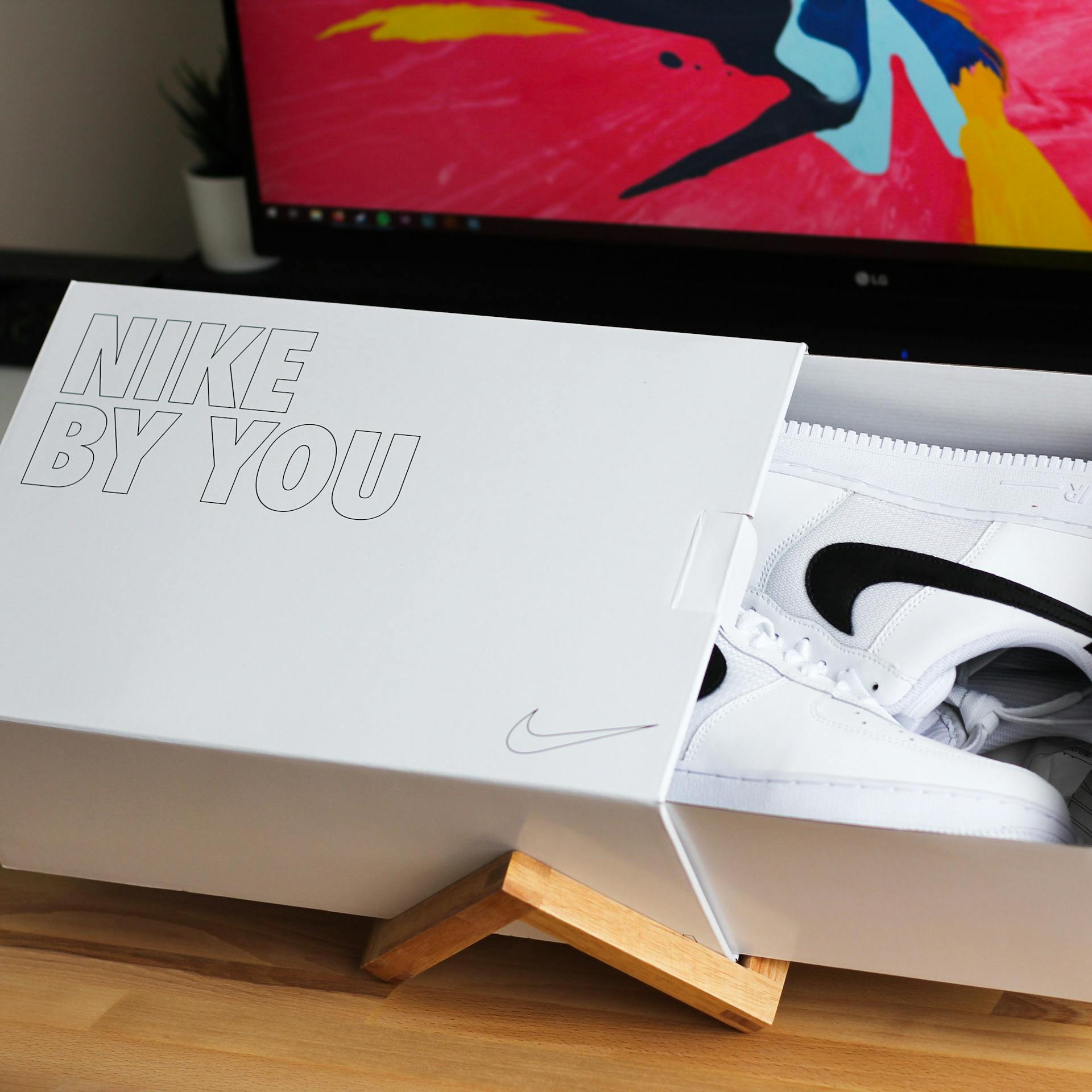 Valkoiset Nike Air Max kengät kenkälaatikossa