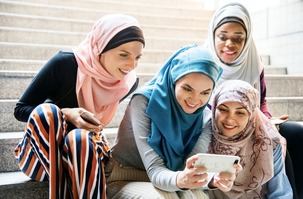 arabic women looking at a smartphone screen