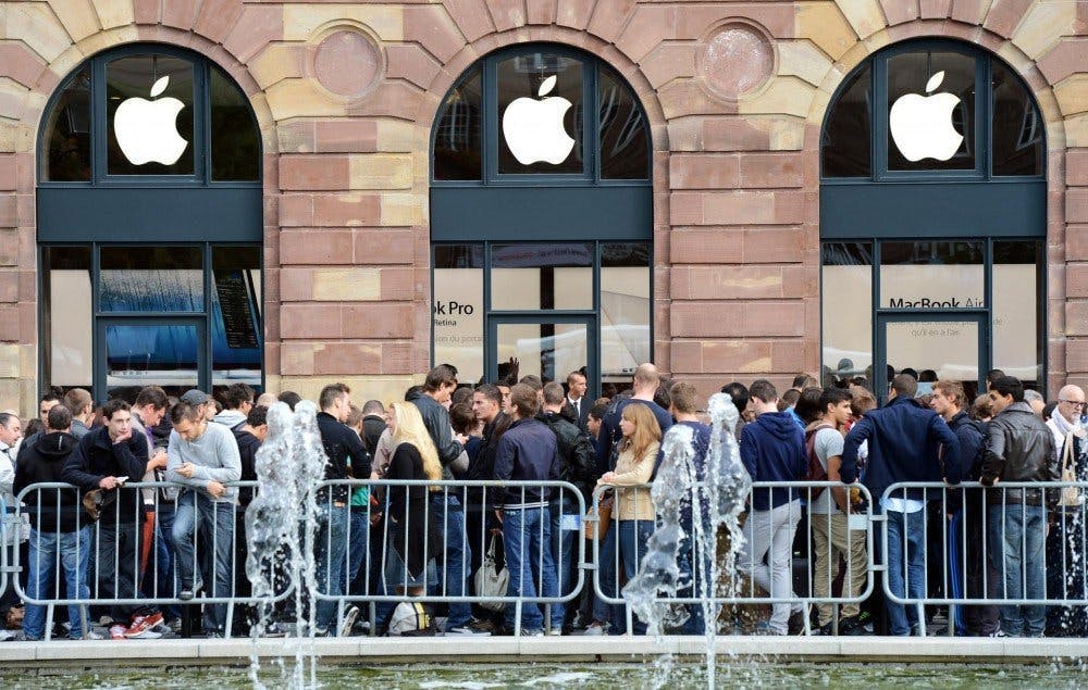 Menschenmasse vor einem Apple Store