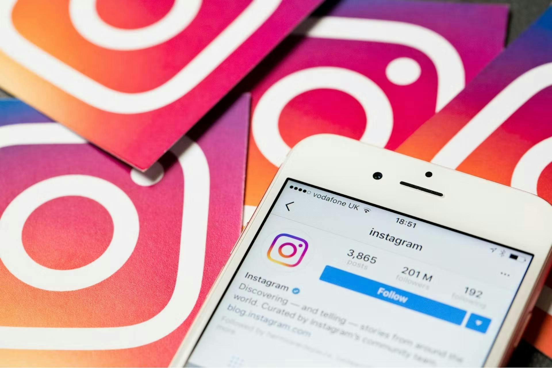 Téléphone portable avec l'application Instagram et logo Instagram