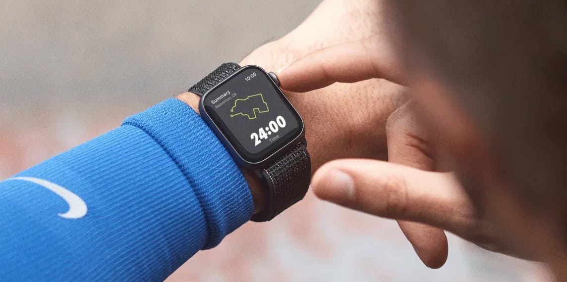 Man sieht ein Foto von der Apple Watch Nike am Handgelenk eines Sportlers. Das ist ein gutes Beispiel für erfolgreiches Co-Branding