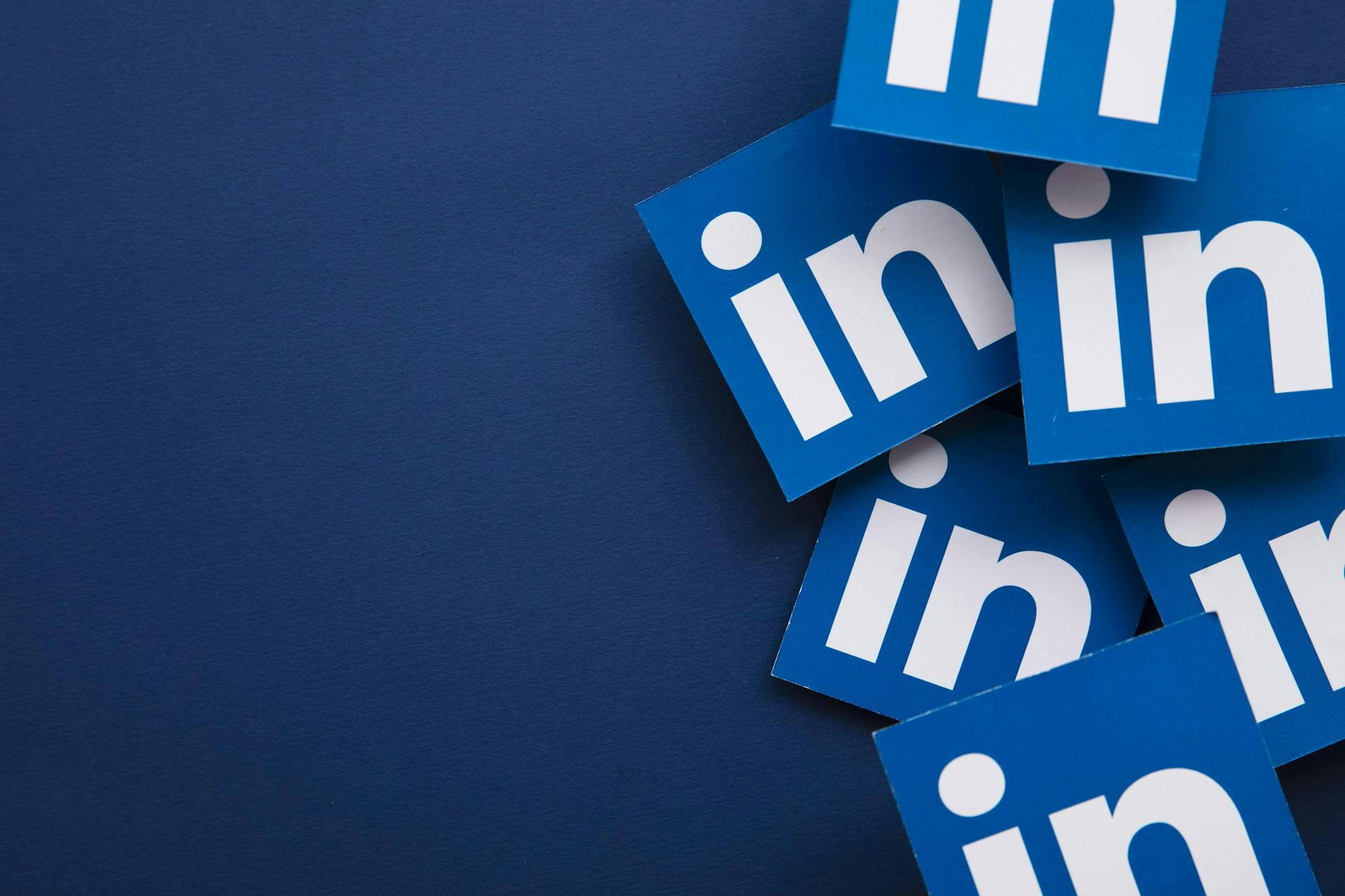 Logo de LinkedIn sur fond bleu marine