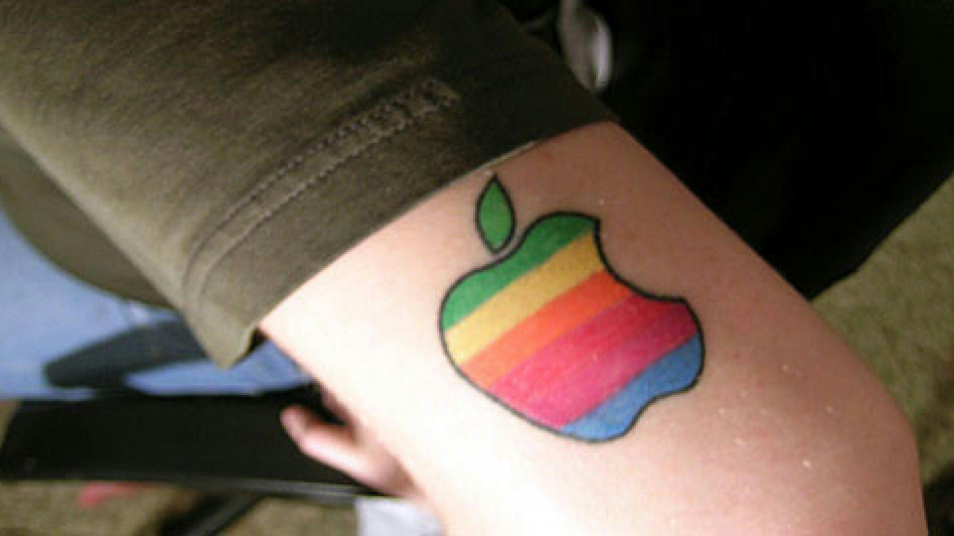 Een tattoo van een fan van Apple's logo