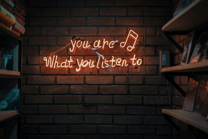 Es ist ein Neonschriftzug mit den Worten "You are what you listen to" zu sehen. Social listening ist eine gute Methode, euren potentiellen Kunden zuzuhören und deren Bedürfnisse zu einem sehr frühen Zeitpunkt herauszufinden.