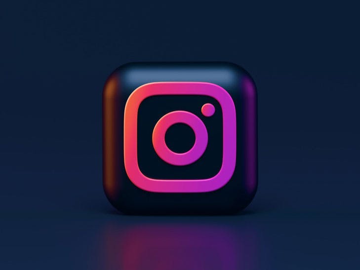 Darstellung des Instagram Icons vor einem dunklen Hintergrund. Das Bild ist Teil unseres Beitrags zu Social Media Marketing