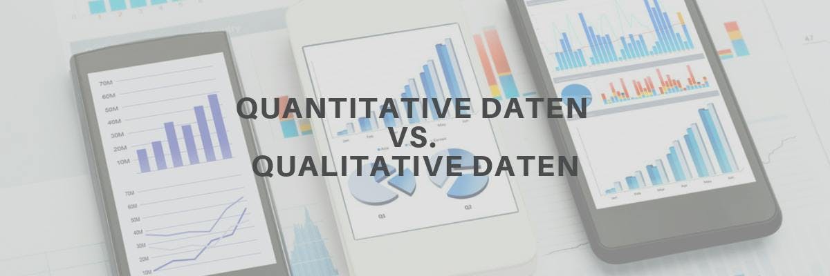 Ihr seht zwei Tablets mit Statistiken auf dem Screen auf einem Tisch platziert, darüber liegt der Schriftzug "Quantitative Daten vs. Qualitative Daten".