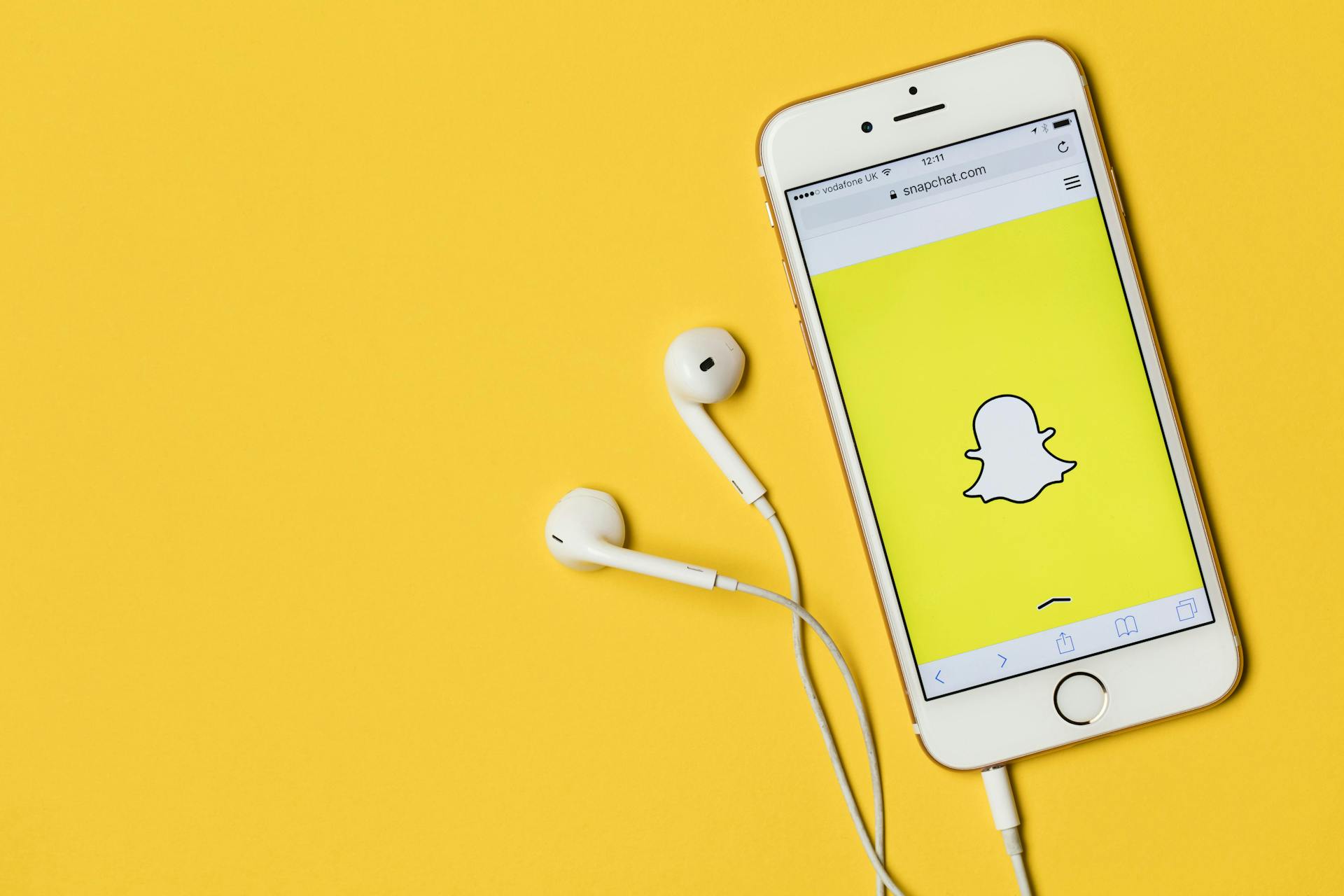 Téléphone mobile avec Snapchat et des écouteurs