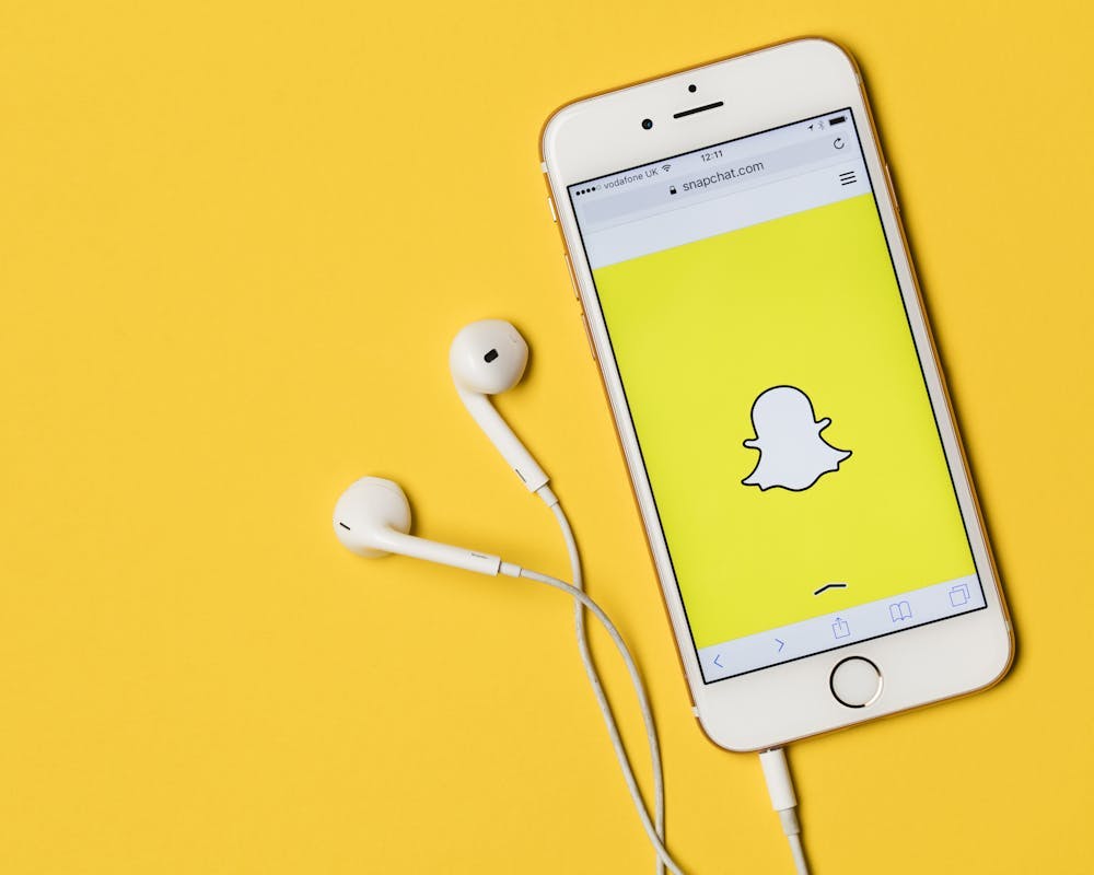 Téléphone mobile avec Snapchat et des écouteurs
