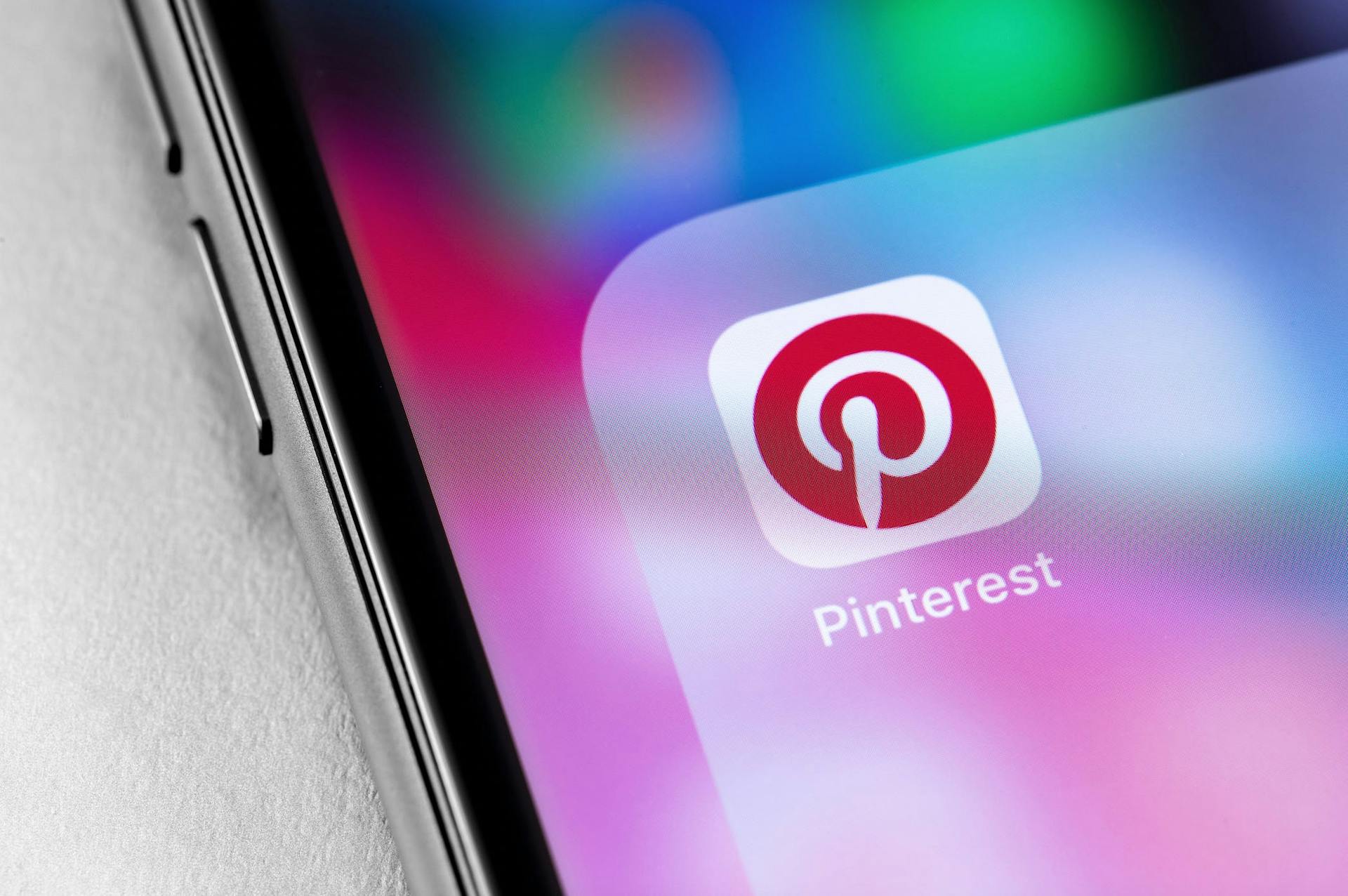 Logo de Pinterest sur un téléphone mobile