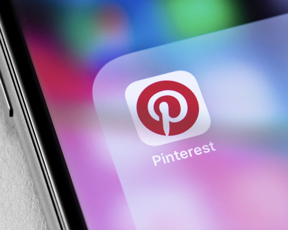 Logo de Pinterest sur un téléphone mobile