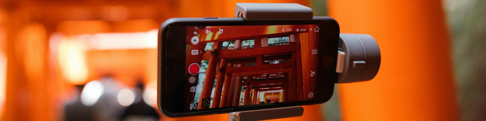Älypuhelin valmiina kuvaamaan Japanin matkailukohdetta. Lyhytmuotoinen video on tärkeä trendi sisältömarkkinoinnissa vuonna 2023.