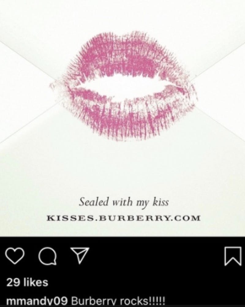 Une photo du baiser virtuel de Burberry sur Instagream