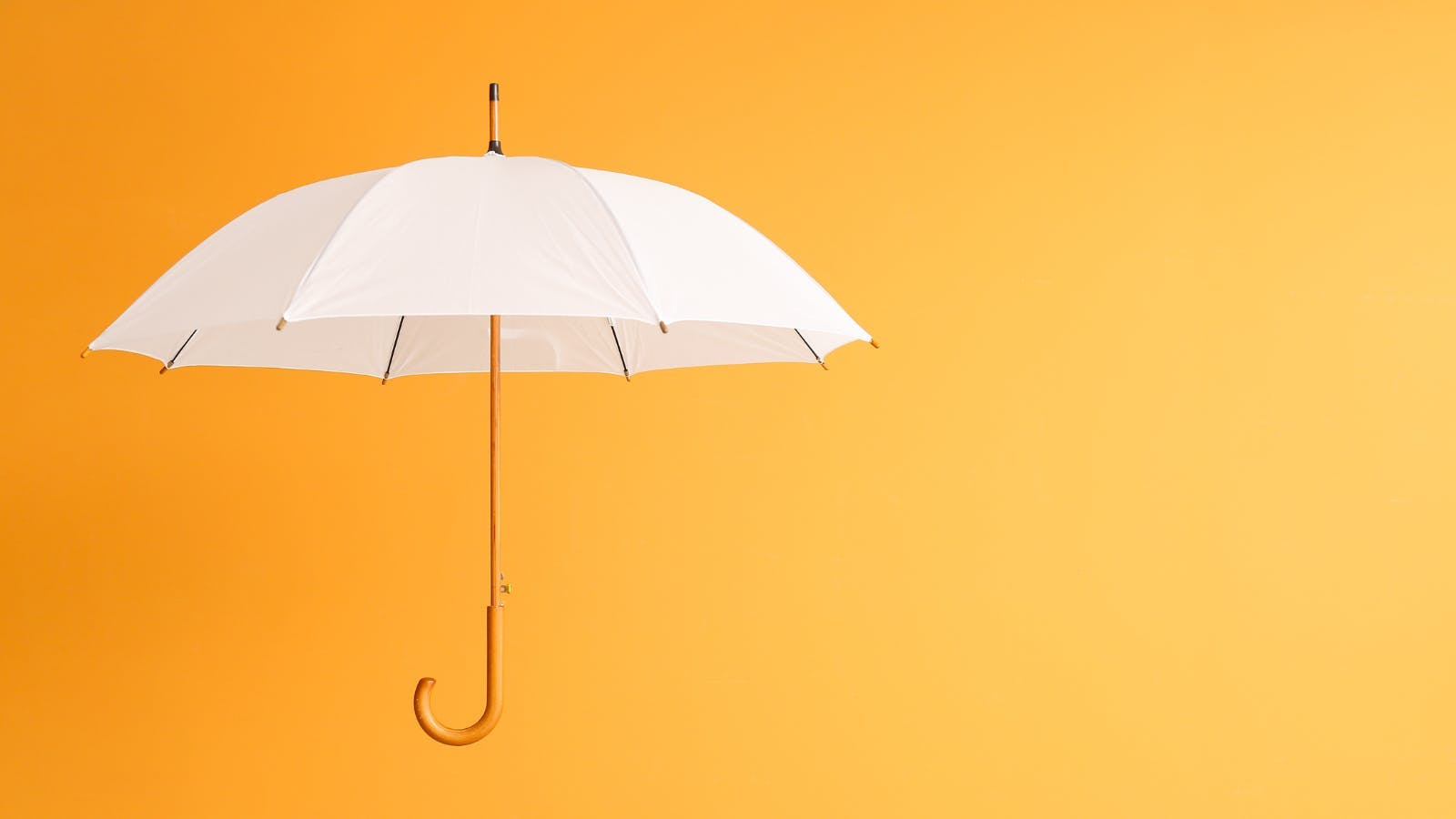 un parapluie sur un fond orange 