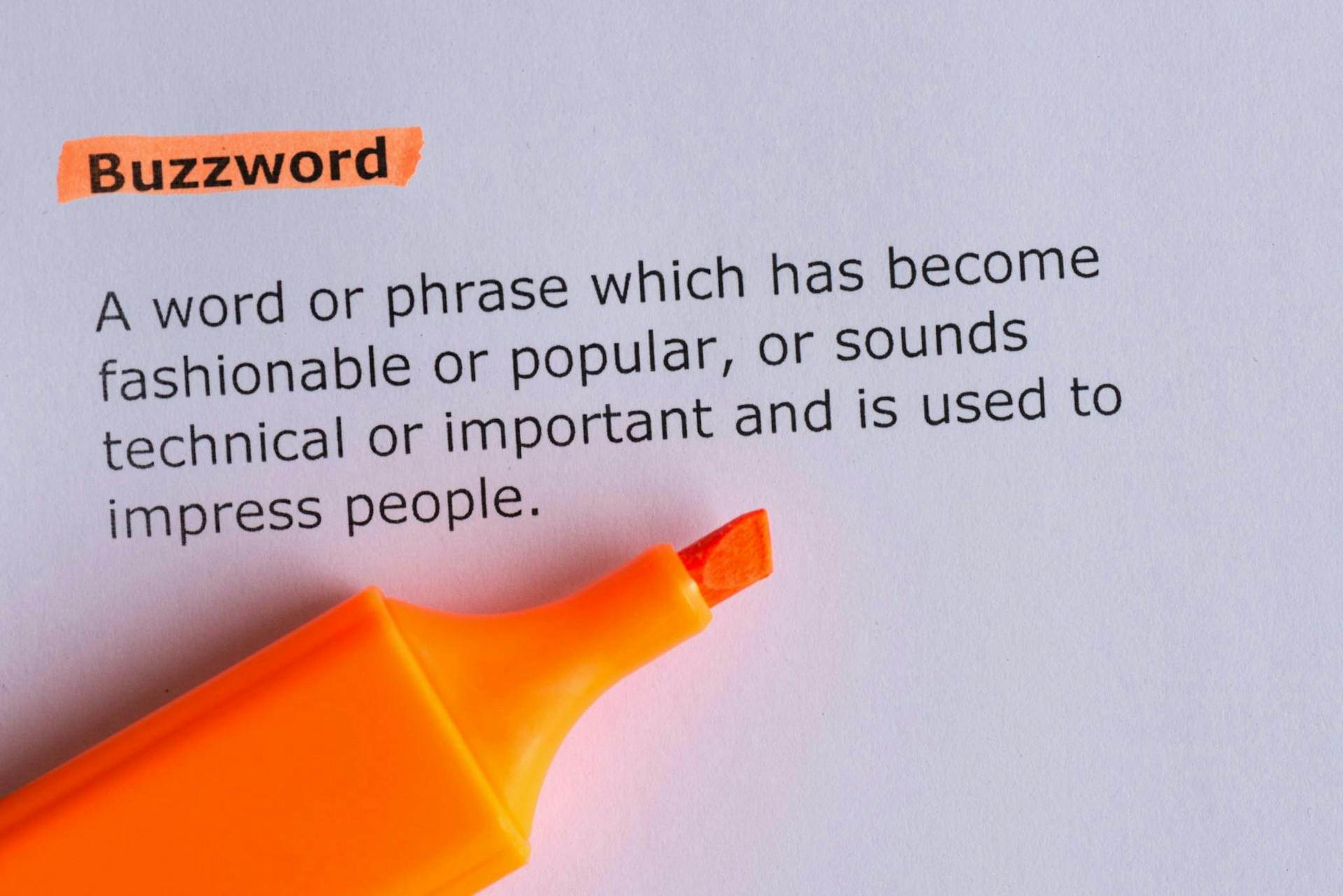 Orangener Textmarker hat das Wort Buzzword markiert mit Definition darunter