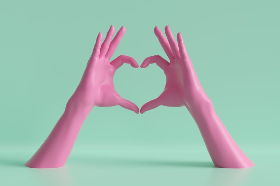 3D Illustration von pinken Unterarmen mit Händen, die ein Herz formen vor einem türkisn Hintergrunf