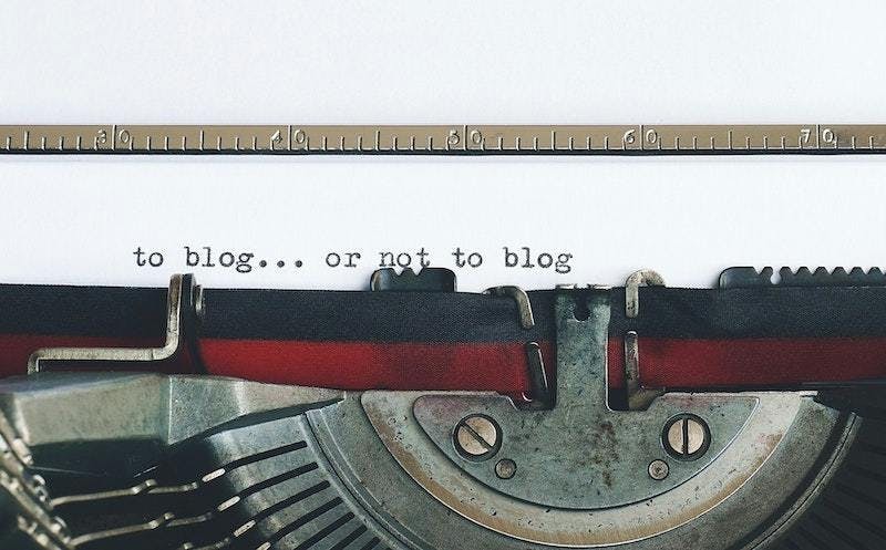 We zien een typmachine. De zin "to blog... or not to blog" is geschreven op papier. Als je data over je concurrenten wil verzamelen, is het het beste om te focusssen op hun blogs of website.