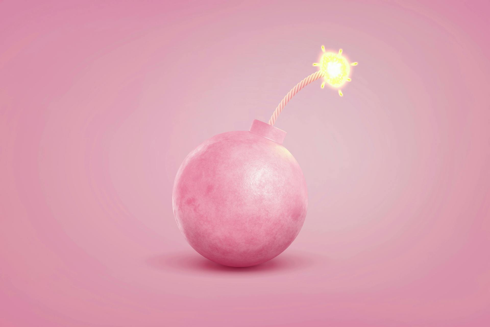 Een roze bom met een roze achtergrond