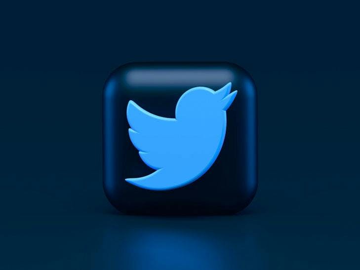 Darstellung des Twitter Icons vor einem dunklen Hintergrund. Das Bild ist Teil unseres Beitrags zu Social Media Marketing.