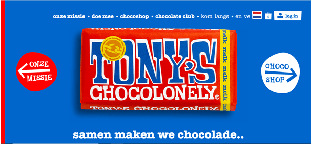 Een schermafbeelding van de homepagina van Tony's Chocolonely. Hier is duidelijk te zien dat ze hun typische typografie en kleuren langs alle kanalen doortrekken.