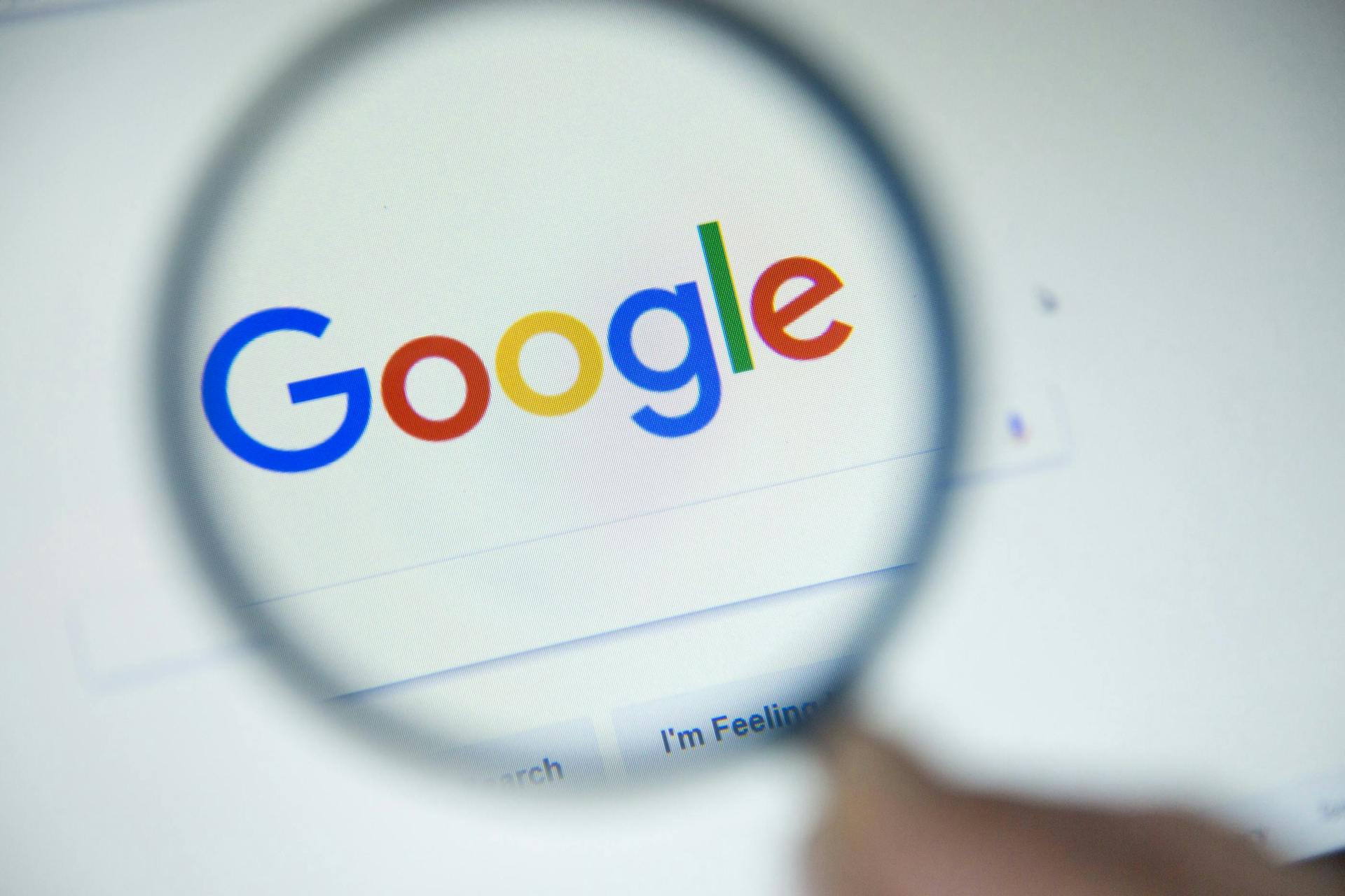 Zoom sur le moteur de recherche google vu à travers une loupe