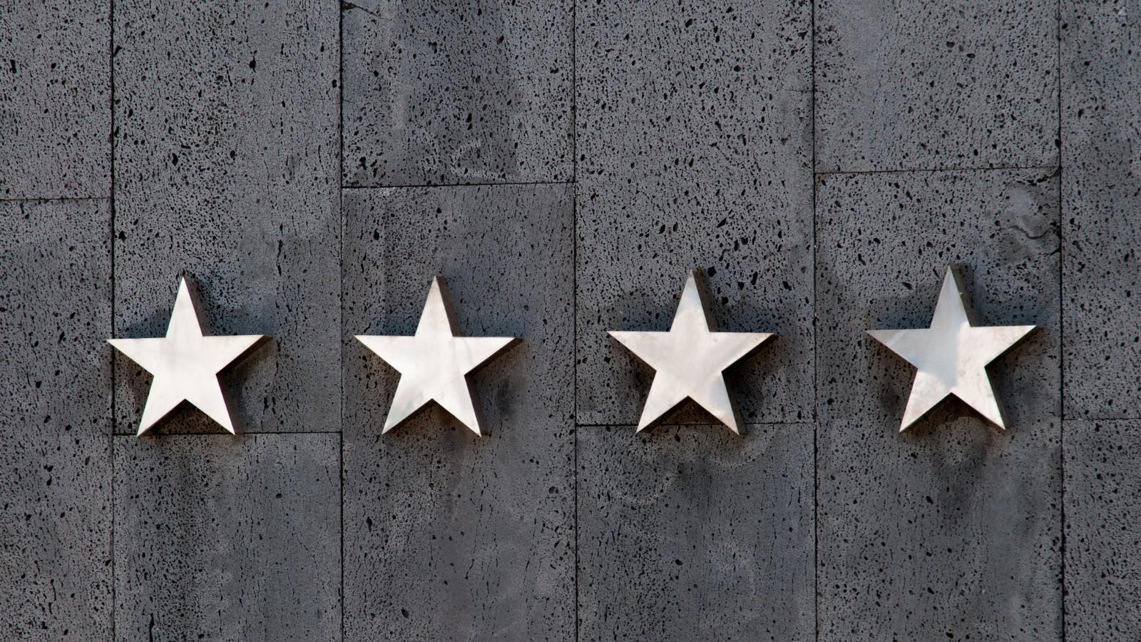 Quatres étoiles sur un mur 