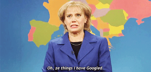Das GIF zeigt eine Szene aus Saturday Night Live mit einer verzweifelt schauenden Frau, die sagt "Oh, ze things I have Googled"