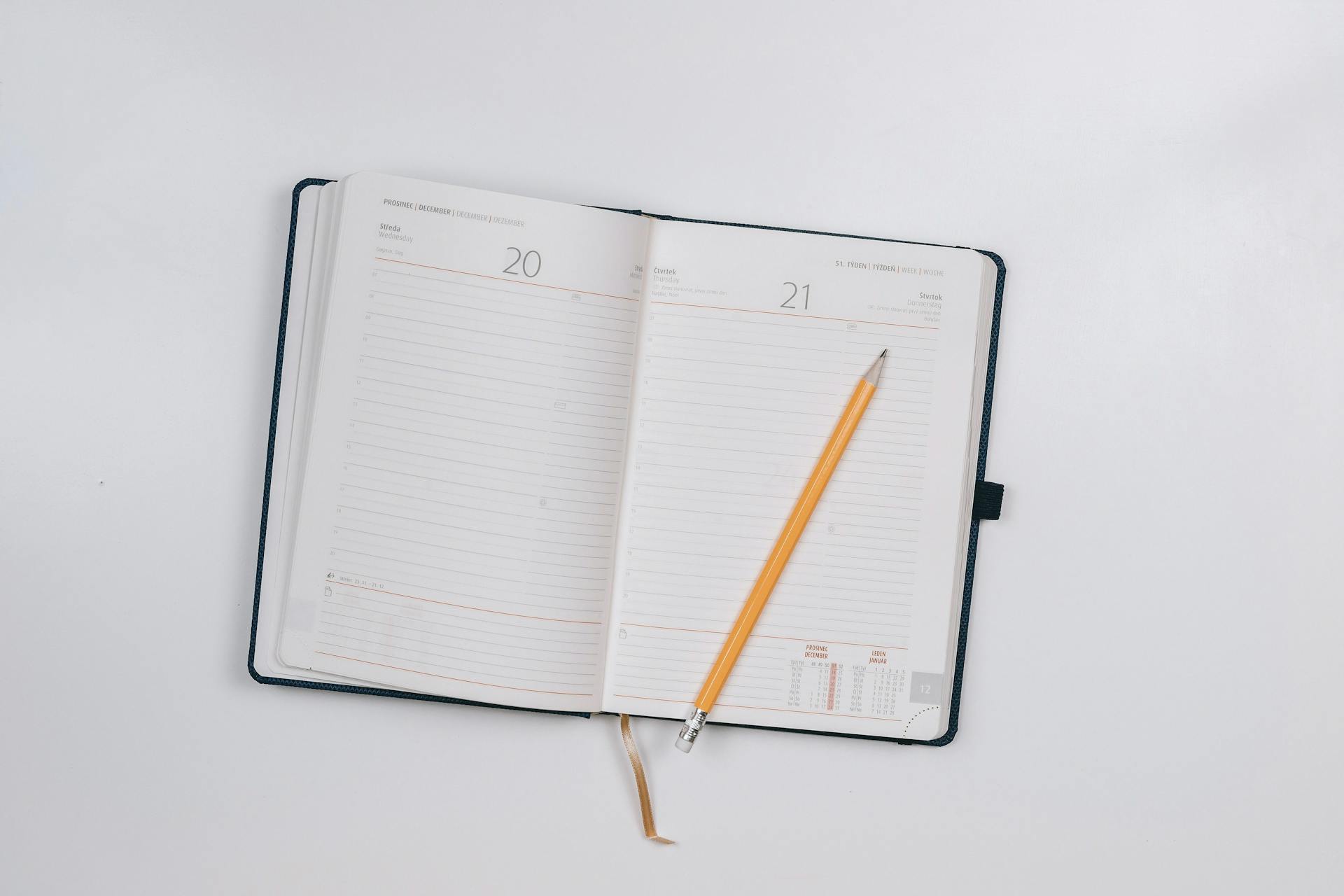 Empty agenda page with yellow pencil